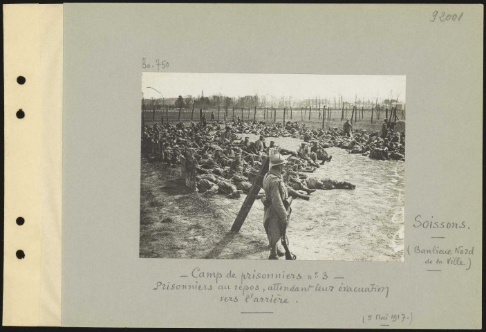 Soissons (banlieue nord de la ville). Camp de prisonniers numéros 3. Prisonniers au repos, attendant leur évacuation vers l'arrière