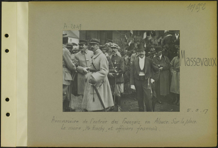 Massevaux. Anniversaire de l'entrée des Français en Alsace. Sur la place. Le maire, monsieur Hinchy, et officiers français