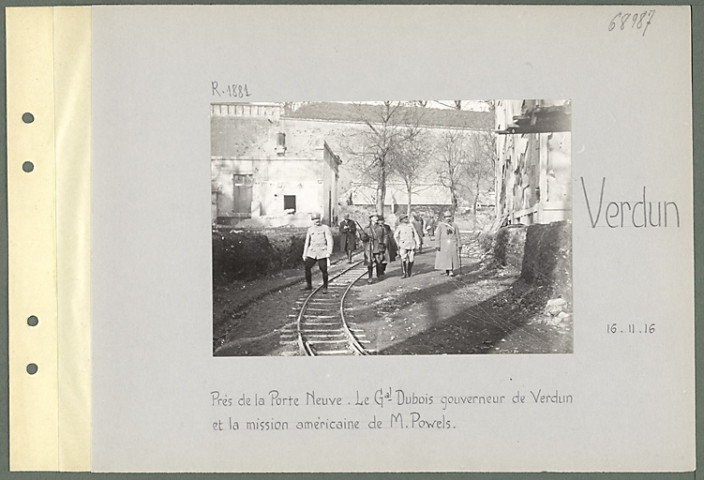 Verdun. Près de la porte Neuve. Le général Dubois gouverneur de Verdun et la mission américaine de monsieur Powels
