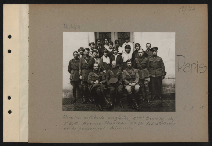 Paris. Mission militaire anglaise, deuxième bureau de l'EM. Avenue Marceau numéro 30. Les officiers et le personnel féminin