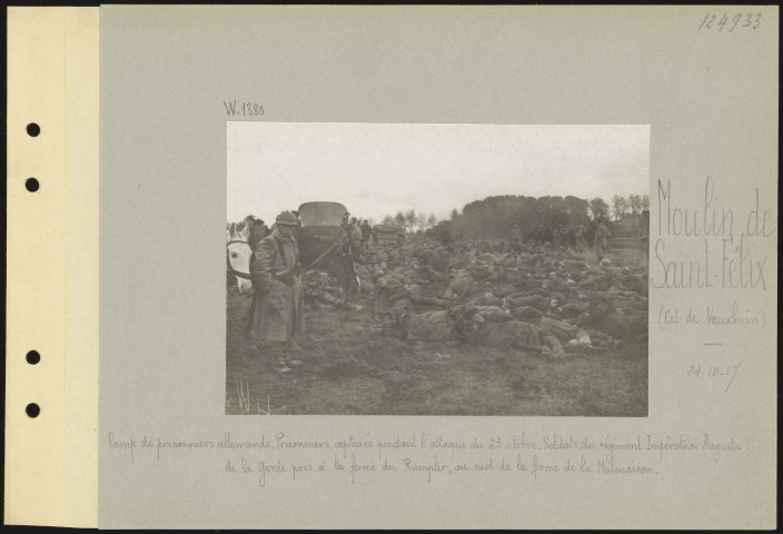 Moulin de Saint-Félix (est de Vaubuin). Camp de prisonniers allemands. Prisonniers capturés pendant l'attaque du 23 octobre. Soldats du régiment Impératrice Augusta de la garde pris à la ferme du Rumpler, au sud de la ferme de la Malmaison