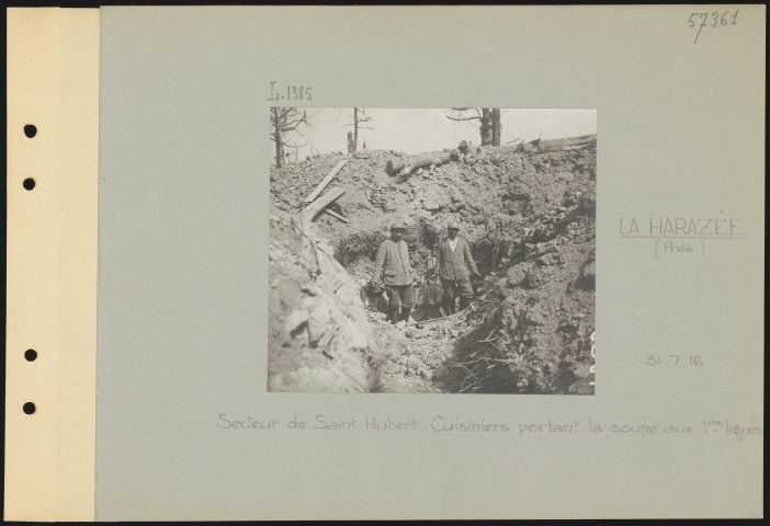 La Harazée (près). Secteur de Saint-Hubert. Cuisiniers portant la soupe aux premières lignes