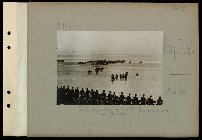 Bray-Dunes. Sur la plage. Revue de la 2e division de cavalerie belge par le roi et la reine des Belges