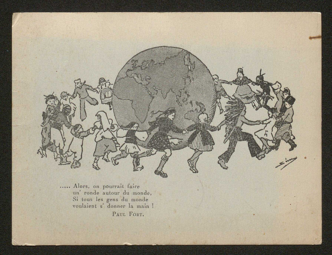 Carte postale avec une gravure représentant des enfants de différents pays faisant la ronde autour de la Terre. En dessous, quatre vers de Paul Fort : "Alors on pourrait faire / Une ronde autour du monde / Si tous les gens du monde / Voulaient se donner la main"