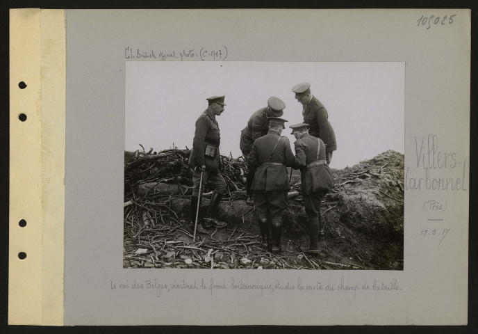 Villers-Carbonnel (près). Le roi des Belges, visitant le front britannique, étudie la carte du champ de bataille