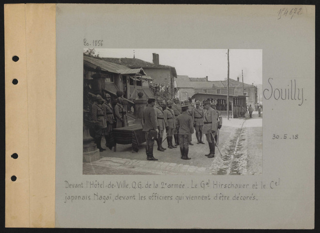 Souilly. Devant l'hôtel de ville. QG de la 2e armée. Le général Hirschauer et le colonel japonais Nagaï, devant les officiers qui viennent d'être décorés