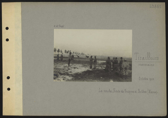 Route de Suippes à Perthes (Marne). Tirailleurs marocains. La nouba