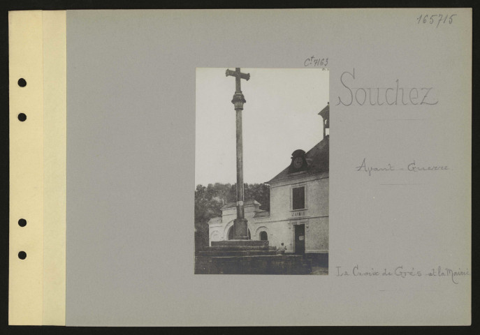 Souchez. La croix de grès et la mairie