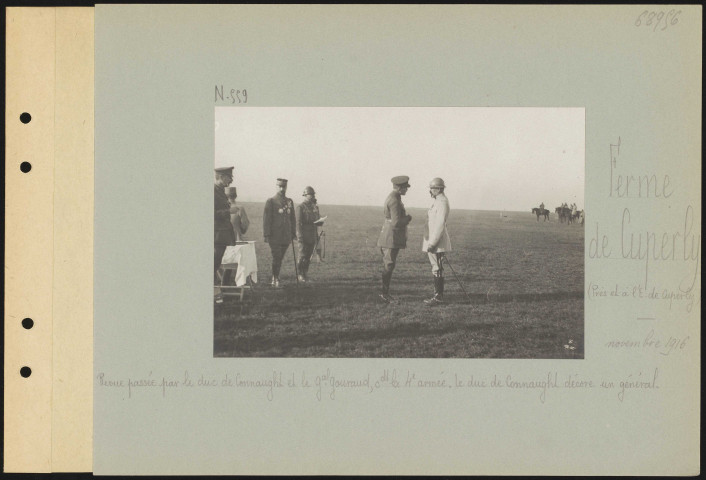Ferme de Cuperly (près et à l'est de Cuperly). Revue passée par le duc de Connaught et le général Gouraud commandant la 4e armée. Le duc de Connaught décore un général