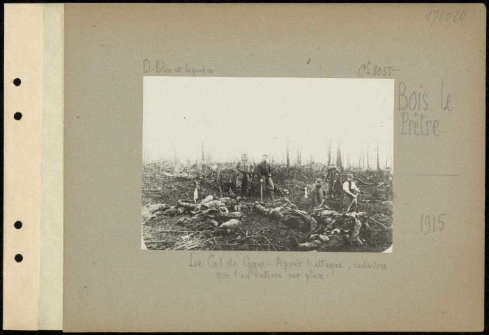 Bois le Prêtre. Le Col de Cygne. Après l'attaque, en réserve et le Gros chêne. Relève de cadavres allemands qu'on enterre sur place