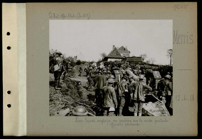 Merris. Pièce lourde anglaise en position sur la route pendant l'offensive allemande