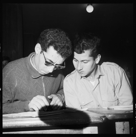 Reportage sur une école où écrivent et travaillent des enfants et des adultes (suite) et réunion publique