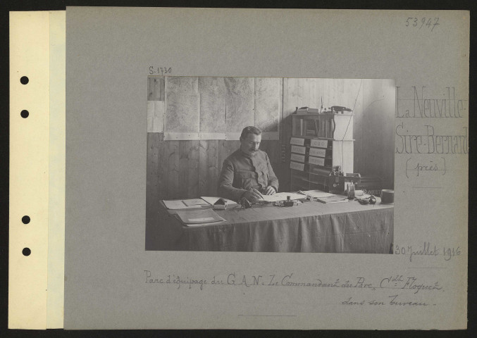 La Neuville-Sire-Bernard (près). Parc d'équipage du groupe d'armée du nord : le commandant du parc, commandant Floquet. Dans son bureau