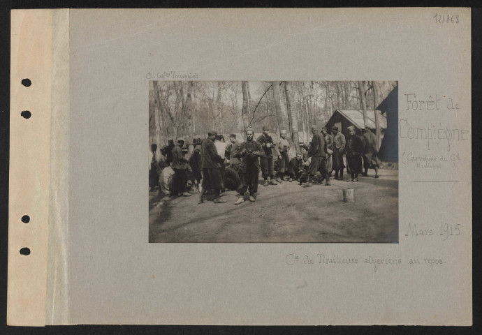 Forêt de Compiègne (carrefour du grand Maréchal). Compagnie de tirailleurs algériens au repos