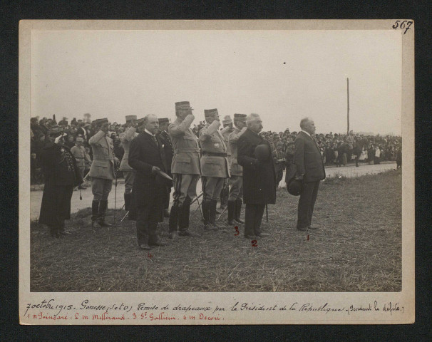 Gonesse (Seine-et-Oise). Remise de drapeaux par le président de la République (pendant le défilé). 1 : monsieur Poincaré. 2 : monsieur Millerand. 3 : général Galliéni. 4 : monsieur Decori