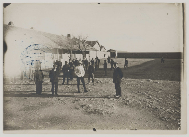 Bedeau. Internés civils. La promenade