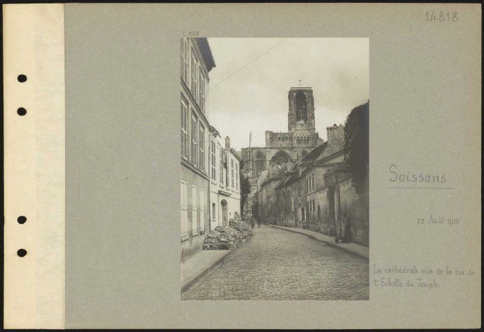 Soissons. La cathédrale vue de la rue de l'échelle du temple