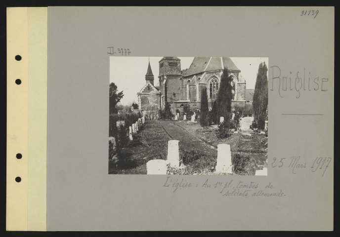 Roiglise. L'église : au premier plan, tombes de soldats allemands