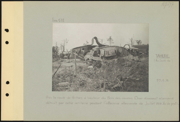 Tahure (au sud de). Près la route de Perthes, à hauteur du Bois des Canons. Char d'assaut allemand détruit par notre artillerie pendant l'offensive allemande de juillet 1918. Vu de profil