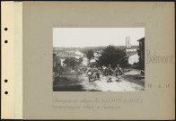 Belmont. Panorama du village. Au premier plan 3e Compagnie du 21e régiment d'infanterie tchécoslovaque allant à l'exercice