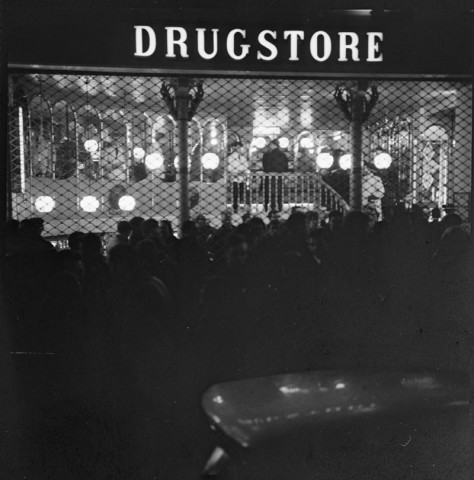 Manifestation de l'UEC devant le Drugstore