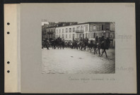 Compiègne. Cavalerie anglaise traversant la ville