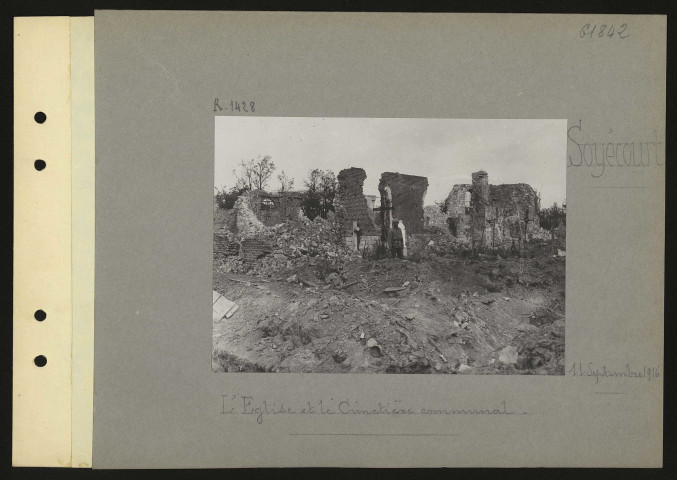 Soyécourt. L'église et le cimetière communal