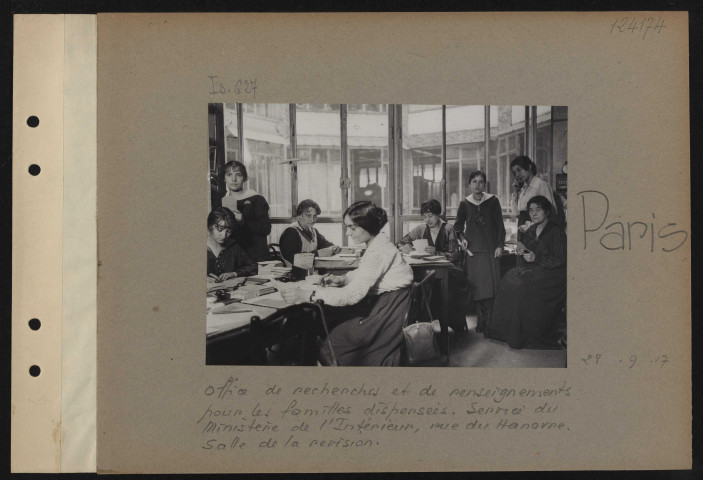 Paris. Office de recherches et de renseignements pour les familles dispersées. Service du Ministère de l'Intérieur, rue du Hanovre. Salle de la révision