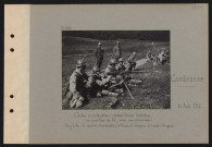 Cambronne. Centre d'instruction : mitrailleuse hotchkiss en position de tir, avec son personnel : de gauche à droite : le caporal, chef de pièce ; le tireur ; le chargeur et l'aide-chargeur