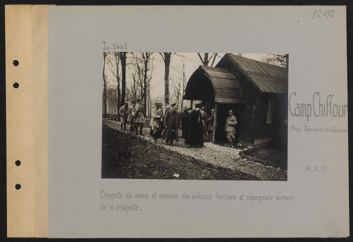 Camp Chiffour (près Tranchée de Calonne). Chapelle du camp et mission des évêques français et espagnols sortant de la chapelle