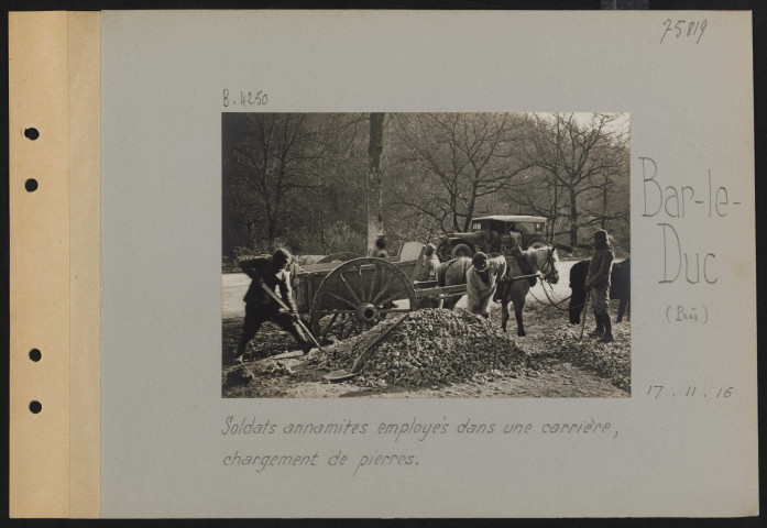 Bar-le-Duc (près). Soldats annamites employés dans une carrière