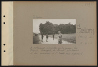 Satory (camp de). M. Millerand, ministre de la guerre, les colonels Margot et Buat assistant à des exercices à l'École des aspirant