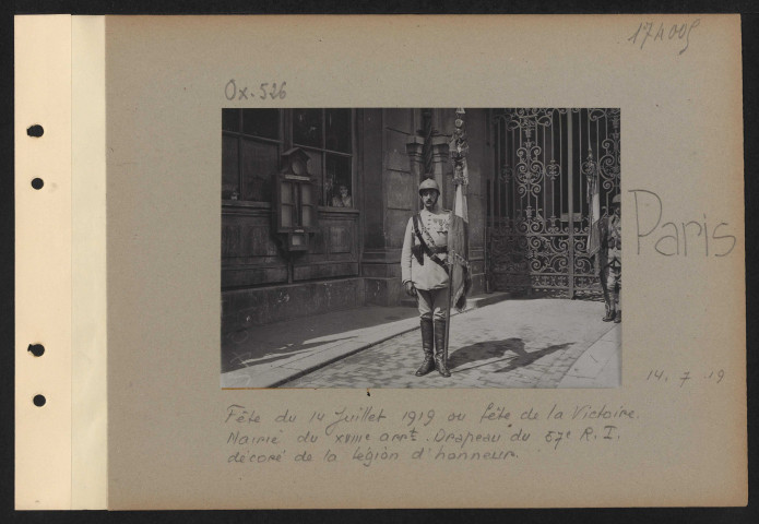 Paris. Fête du 14 juillet 1919 ou fête de la Victoire. Mairie du XVIIIe arrondissement. Drapeaux du 57e RI décoré de la Légion d'honneur