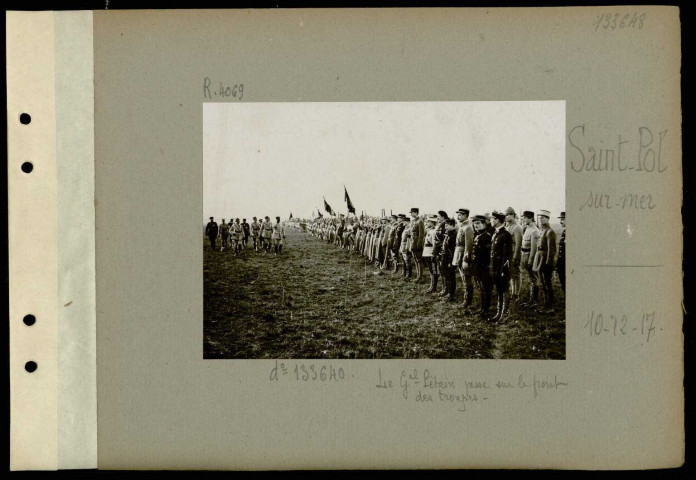 Saint-Pol-sur-Mer. Camp d'aviation. Remise de fourragères par le général Pétain aux régiments de la 1ère armée. Le général Pétain passe sur le front des troupes