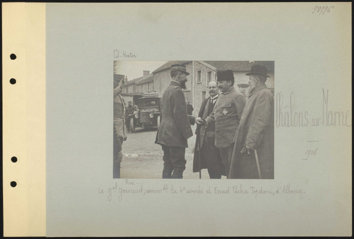 Châlons-sur-Marne. Rue ? Le général Gouraud commandant la 4e armée et Essad Pacha Topdani d'Albanie