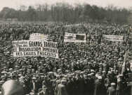 Meeting au bois de Vincennes pour réclamer la mise en marche de grands travaux. Sous-Titre : La foule des manifestants et leurs pancartes.