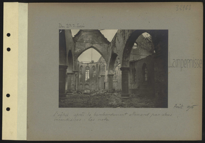 Lampernisse. L'église après le bombardement allemand par obus incendiaires. Les nefs