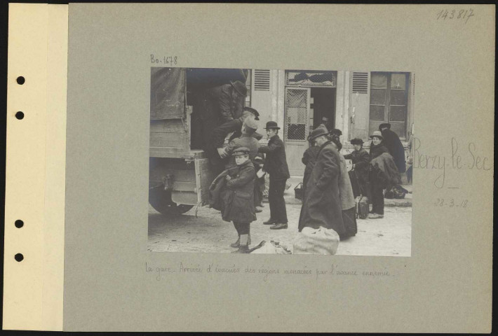 Berzy-le-Sec. La gare. Arrivée d'évacués des régions menacées par l'avance ennemie