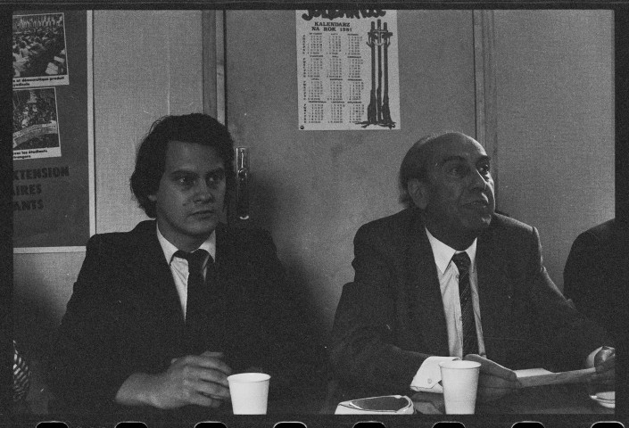 Une réunion. À l'Elysée, la passation de pouvoir : Valéry Giscard d'Estaing salue François Mitterrand