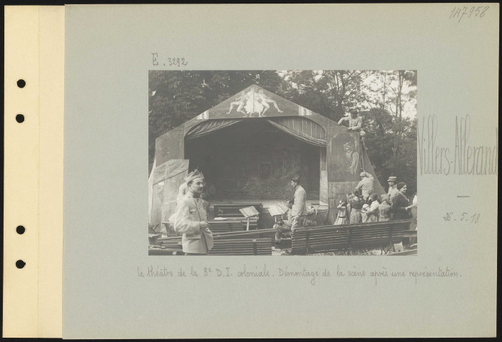 Villers-Allerand. Le théâtre de la 3e division d'infanterie coloniale. Démontage de la scène après une représentation