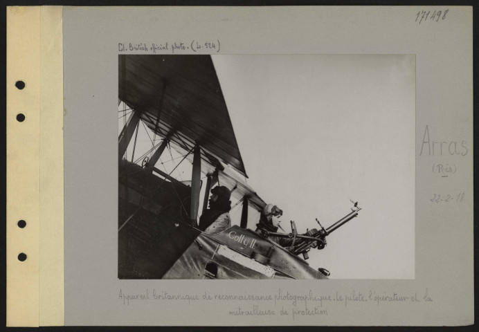 Arras (près). Appareil britannique de reconnaissance photographique. Le pilote, l'opérateur et la mitrailleuse de protection