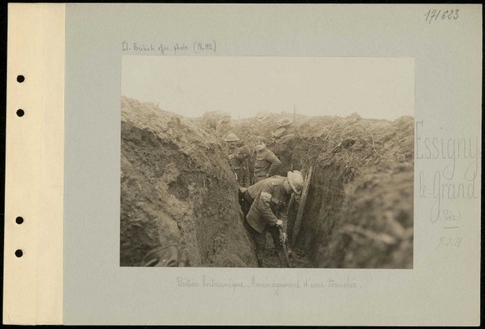 Essigny-le-Grand (près). Position britannique. Aménagement d'une tranchée.