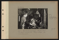 Paris. Usine Panhard et Levassor. Fabrication d'obus explosifs. Chariotage de l'évidement