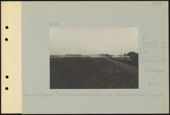 Ferme de Piémont (sud-ouest de Suippes). Revue par le général Gouraud, commandant la 4e armée, d'une division revenant de Verdun. Le défilé des troupes devant le général Gouraud