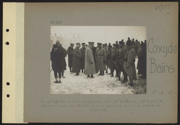 Coxyde-Bains. Le général Lyautey, ministre de la guerre, et le général Balfourier, commandant le 36e CA passent en revue des fusiliers-marins ayant pris part à la défense de Dixmude