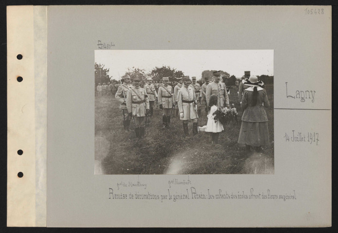 Lagny. Remise de décorations par le général Pétain : les enfants des écoles offrent des fleurs au général