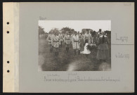 Lagny. Remise de décorations par le général Pétain : les enfants des écoles offrent des fleurs au général