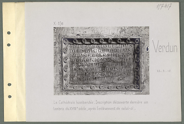 Verdun. La cathédrale bombardée. Inscription découverte derrière un lambris du XVIIIe siècle, après l'enlèvement de celui-ci