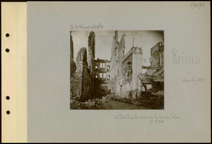 Reims. La porte Chapitre prise de la cour du préau