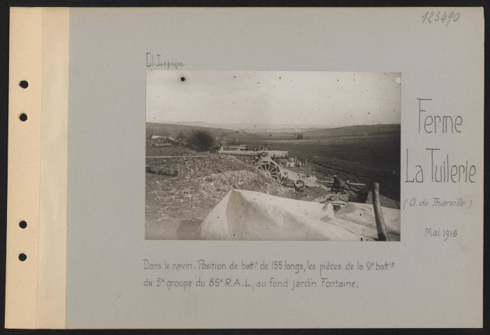 Ferme La Tuilerie (ouest de Thierville). Dans le ravin. Position de batterie de 155 longs, les pièces de la 9e batterie du 5e groupe du 85e RAL ; au fond, jardin Fontaine